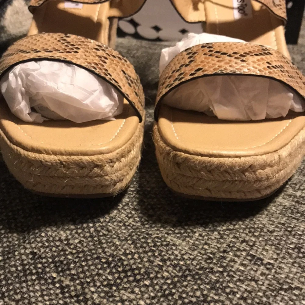 NWT Two Lips Too Beckie Wedges